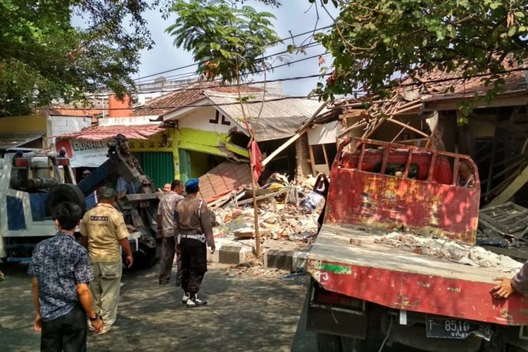 Situasi lokasi truk seruduk bangunan di Palabuhanratu, Sukabumi, Jawa Barat, Kamis (19/9/2019)