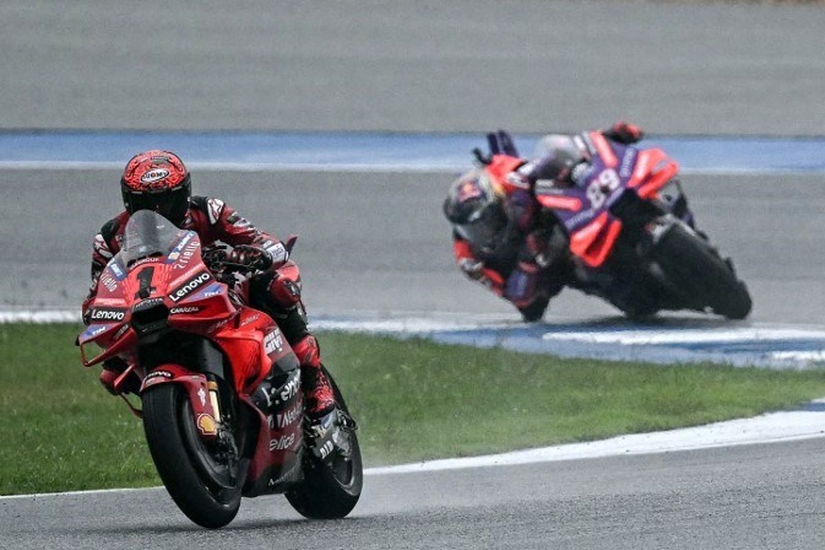 Francesco Bagnaia menjadi pemenang MotoGP Thailand 2024 yang berlangsung di Sirkuit Buriram, Minggu (27/10/2024). (Photo by Lillian SUWANRUMPHA / AFP)