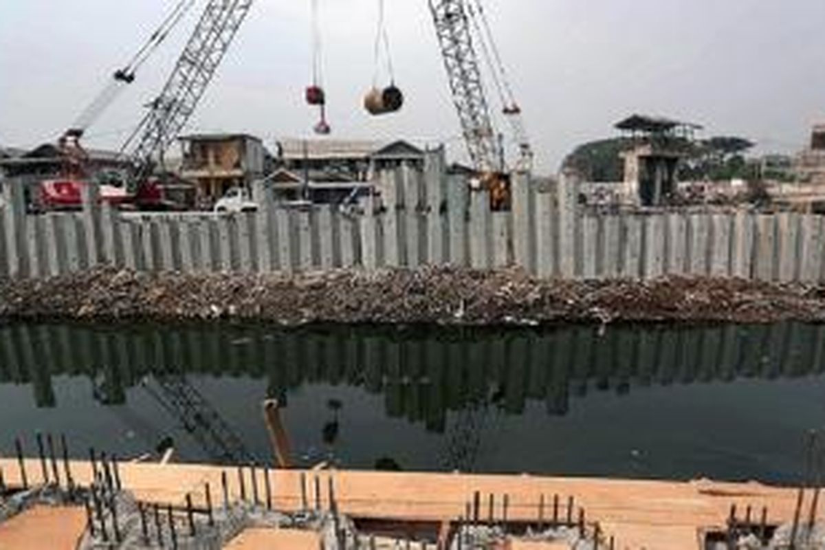 Sebagian sheet pile yang telah ditanam sebagai tanggul di aliran menuju Waduk Pluit, Penjaringan, Jakarta Utara, Minggu (1/11). Penataan dilakukan guna memaksimalkan fungsi waduk sebagai pengendali banjir. 