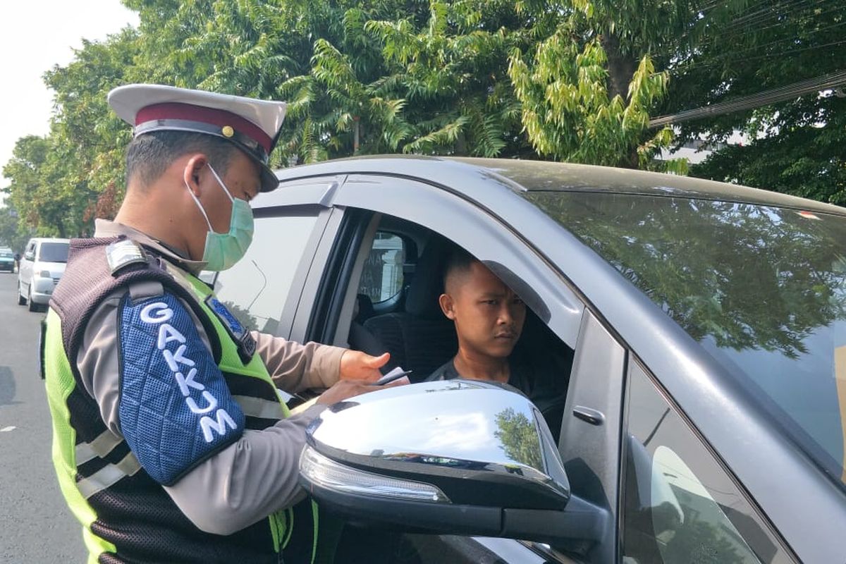 Penindakan pengendara yang melanggar aturan ganjil genap di Jalan Salemba, Jakarta Pusat, Senin (9/9/2019).