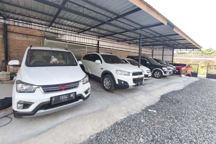 Deretan mobil bekas di Bengkel Cak Tris Klaten