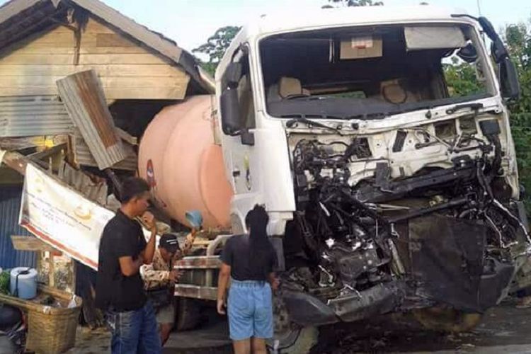 Kondisi truk bernopol Z 9727 AA sebelum dipindahkan, Rabu (13/12/2017). Truk menubruk kios kelontong warga setelah tertabrak kereta api di pelintasan rel kereta api tanpa palang pintu tadi malam.