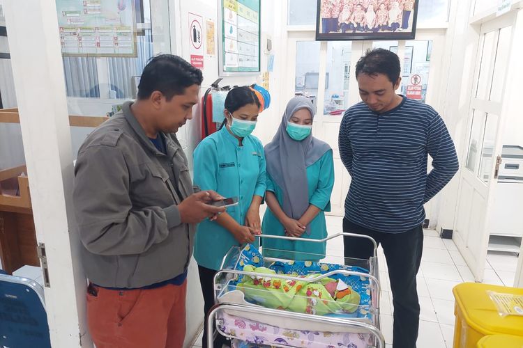 Petugas medis merawat bayi yang ditemukan di rumah pemilik warung kopi di Kecamatan Banyuwangi, Kabupaten Banyuwangi.