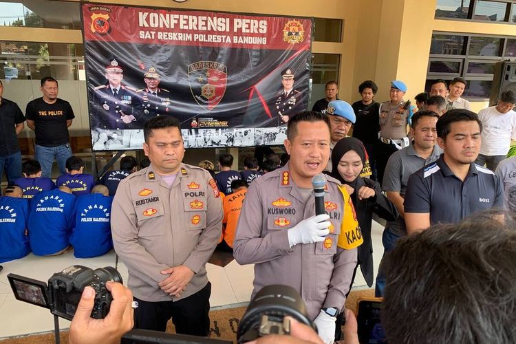 Para tersangka pencurian sepeda motor di Kabupaten Bandung saat digiring oleh pihak kepolisian di Mapolresta Bandung, Jumat (13/9/2024)