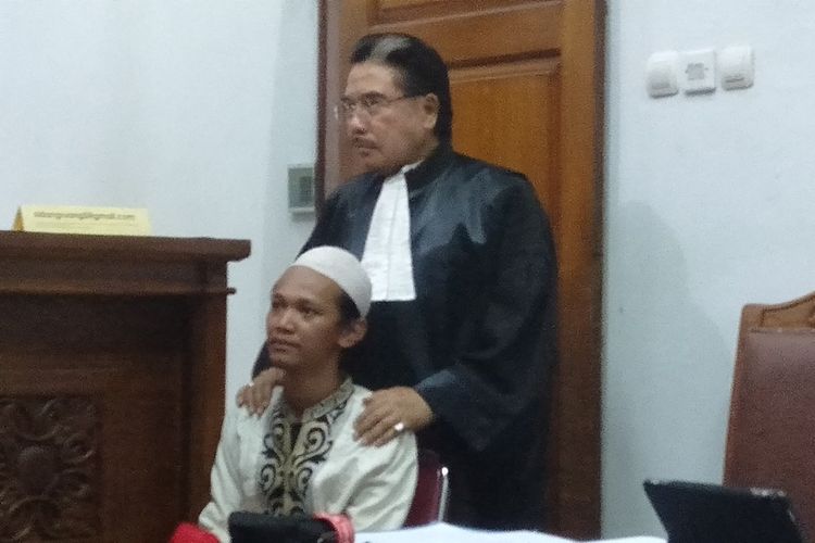 terdakwa kasus pencurian, Ari Darmawan bersama kuasa hukumnya, Hotma Sitompoel di Pengadilan Negeri Jakarta Selatan, Selasa (3/10/2020)