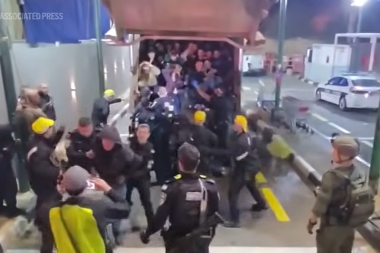 Demi Cari Kerja, 70 Warga Palestina Berdesakan di Truk Sampah