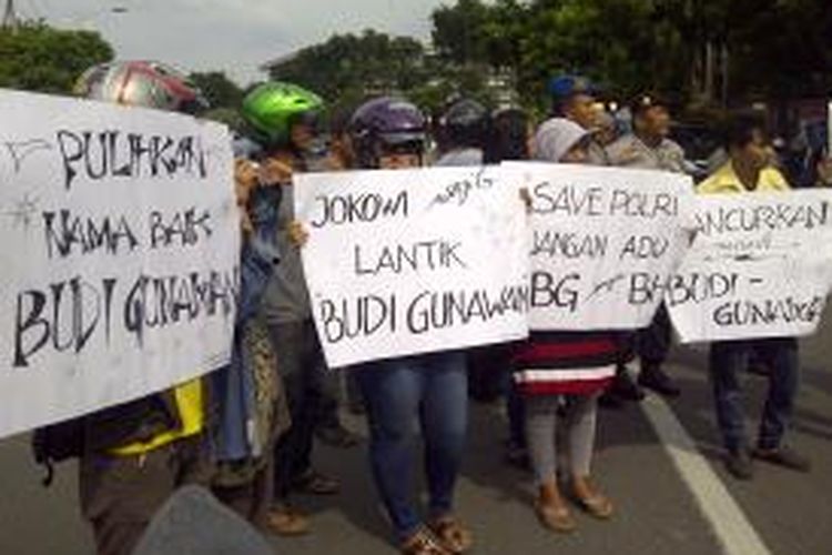 Aksi pendukung Komjen Budi Gunawan sebagai Kapolri di depan Gedung DPRD Jatim. 