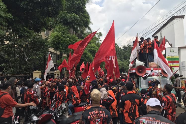 Massa organisasi kemasyarakatan Pemuda Pancasila (ormas PP) di samping Gedung DPRD Kota Depok di Jalan Boulevard Raya Kota Kembang, Kalimulya, Cilodong, Kota Depok, Jawa Barat pada Senin (6/12/2021) siang.