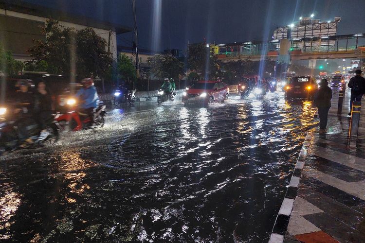 Jalan Margonda Raya, Kota Depok, Jawa Barat, saat tergenang air setinggi 20 sentimeter pada Selasa (6/6/2023) malam.