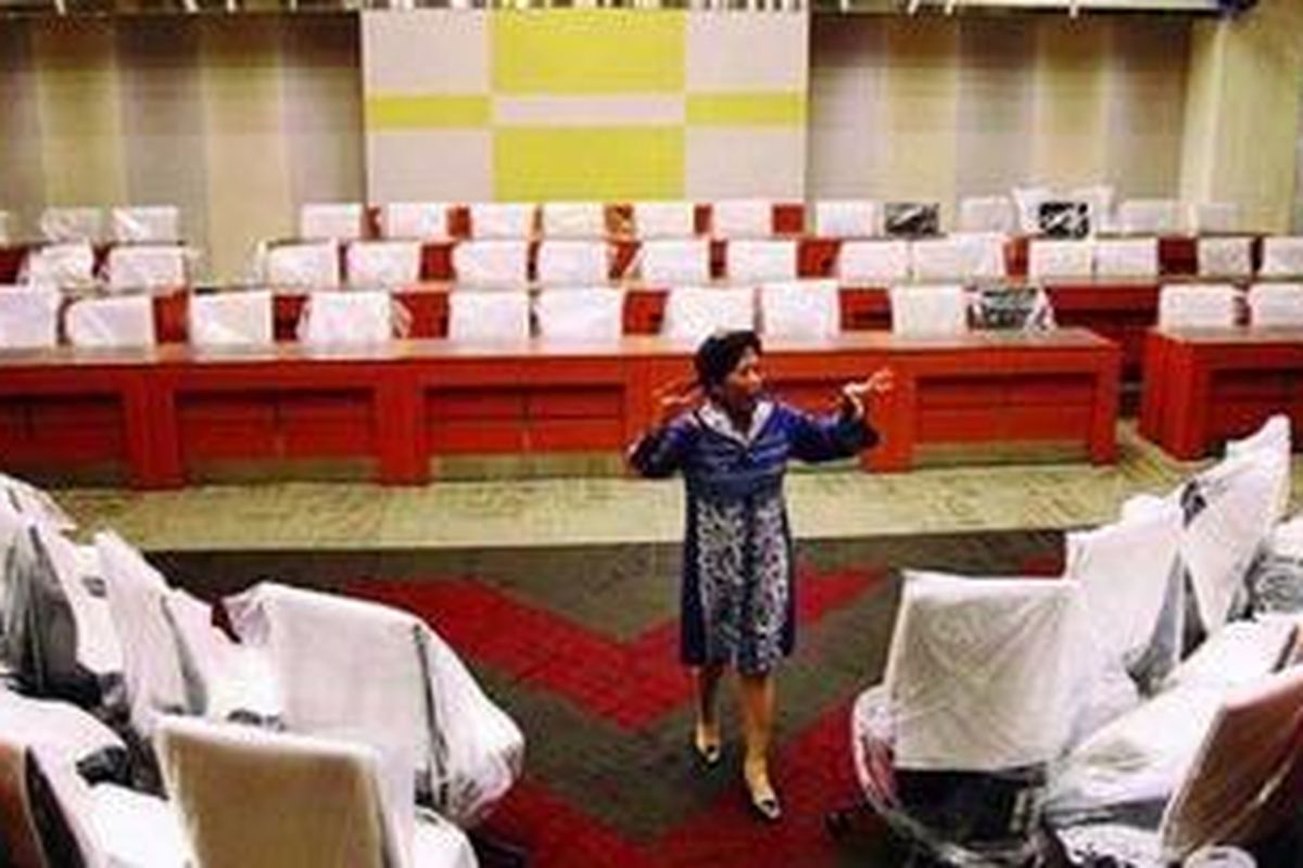 Sekjen DPR Nining Indra Saleh menjelaskan kepada wartawan mengenai Ruang Badan Anggaran yang baru di kompleks Gedung DPR, Jakarta, Rabu (11/1). Ruang di Gedung Nusantara II DPR ini menghabiskan anggaran lebih dari Rp 20 miliar. Upaya renovasi itu untuk mengoptimalkan kapasitas ruang, memperbarui sistem penerangan, pendingin, sound system, akustik, lantai, dan plafon.