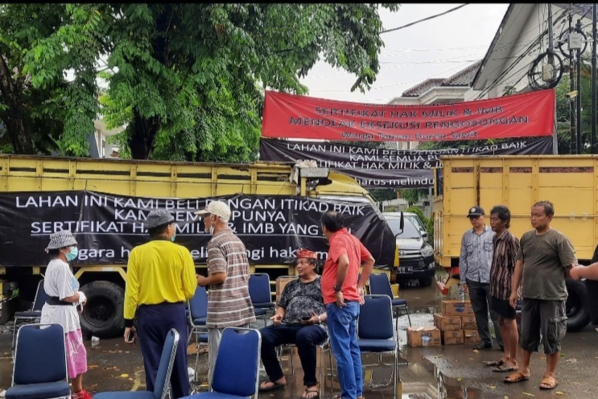 Belasan rumah di perumahan elit, Perumahan Taman Duren Sawit, Jakarta Timur, terancam tergusur usai warga kalah di pengadilan.  Eksekusi yang dilaksanakan Pengadilan Negeri (PN) Jakarta Timur diwarnai protes dari warga pada Rabu (7/9/2022) pagi.