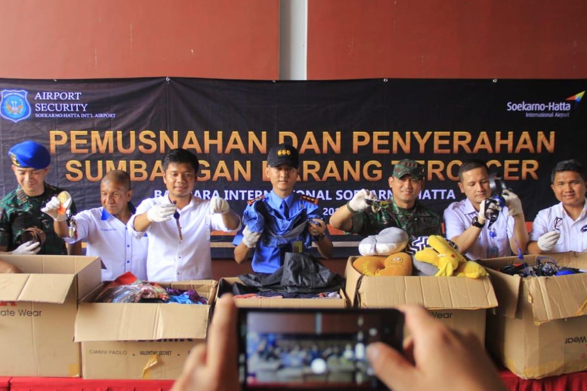 Pemusnahan barang tercecer di Bandara Soekarno-Hatta, Senin (23/12/2019)