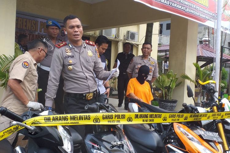 Kapolsek Tampan AKP Juper Lumban Toruan memperlihatkan sepeda motor yang disita dari tersangka penadah, KS, di Kapolsek Tampan, Pekanbaru, Riau, Kamis (20/6/2019).  