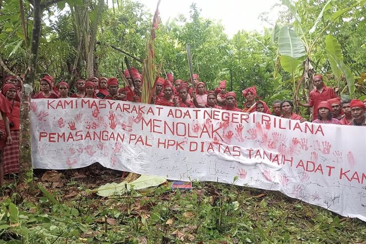 Masyarakat adat Negeri Piliana, Kecamatan Tehoru, Kabupaten Maluku Tengah, Maluku menggelar prosesi adat penolakan pemasangan pal Hutan Produksi Konservasi (HPK) di desa mereka, Selasa (25/2/2025).