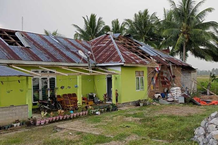 Rumah salah satu warga yang terkena bencana angin puting beliung Dusun Bihe Desa Payu Kecamatan Mootilango Kabupaten Gorontalo. Sebagian atap rumah hilang terbawa angin.