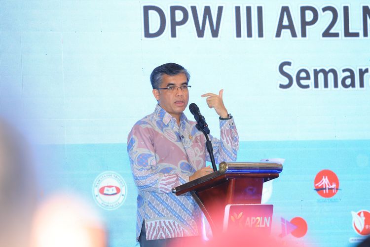 Menteri Ketenagakerjaan (Menaker) Yassierli saat memberikan arahan dalam acarapa pelepasan 1.200 peserta program pemagangan ke Jepang yang difasilitasi oleh DPW III Asosiasi Penyelenggara Pemagangan Luar Negeri (AP2LN) Jawa Tengah dan Yogyakarta di Semarang, Jumat (9/5/2025).
