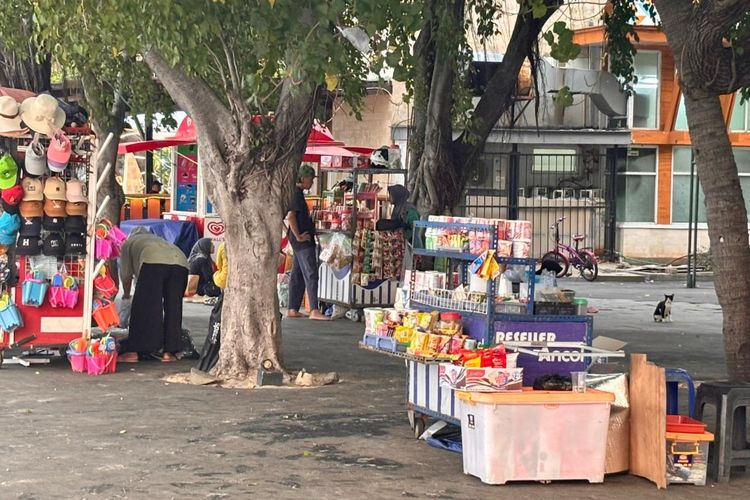  Dalam upaya meningkatkan kenyamanan pengunjung dan mendukung Jakarta sebagai kota global, PT Pembangunan Jaya Ancol Tbk (Ancol) terus menjalankan program penataan para pedagang di kawasan pantai Ancol.