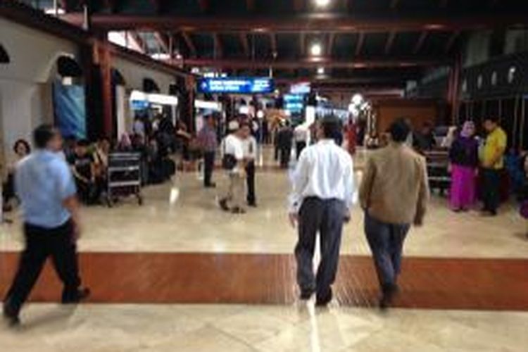 Kondisi di Terminal 2 Bandara Soekarno-Hatta, Tangerang, Senin (6/7/2015). Tidak terlihat ada penumpukkan penumpang sejak pagi, namun beberapa penumpang mengaku masih ada antrean di bagian dalam, tepatnya setelah ruang check in. 