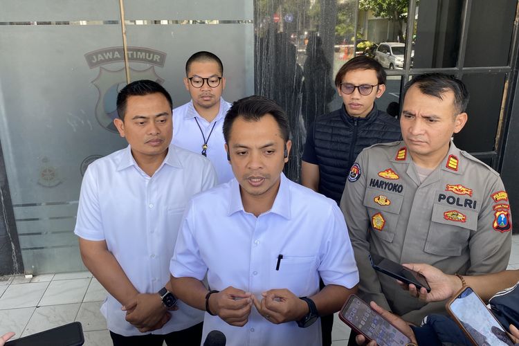 Kasat Reskrim Polrestabes Surabaya, AKBP Hendro Sukmono (tengah), saat menjelaskan motif penganiayaan anak DPR RI di markas Polrestabes Surabaya, Jawa Timur, Rabu (11/10/2023)