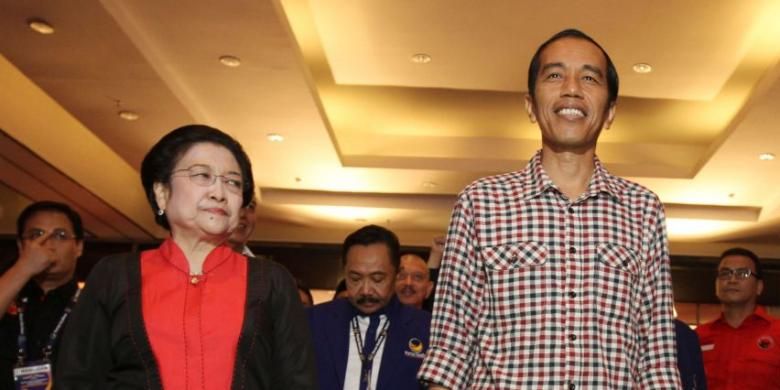 Ketua Umum PDI-P Megawati Soekarnoputri (kiri) bersama pasangan capres dan cawapres Joko Widodo (tengah) dan Jusuf Kalla hadir dalam acara Rakernas II Partai Nasdem di Jakarta Utara, Selasa (27/5/2014). Rakernas ini untuk kesiapan pemenangan pilres Juli mendatang.