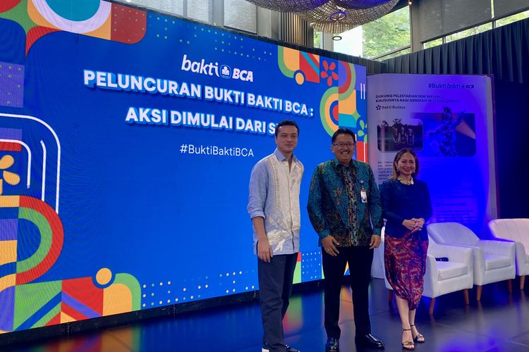Direktur BCA Antonius Widodo Mulyono dan EVP Corporate Communications & Social Responsibility BCA Hera F. Haryn bersama Duta Bakti BCA Nicholas Saputra saat peluncuran kampanye #BuktiBaktiBCA di Jakarta, Rabu (24/4/2024).