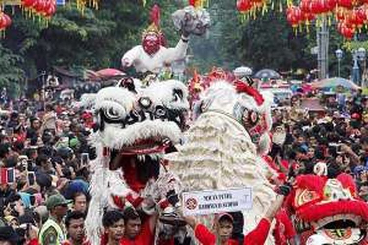 Ribuan warga Solo menyaksikan karnaval budaya Garebek Sudiro di kawasan Pasar Gede, Solo, Jawa Tengah, Minggu (31/1/2016). Garebek Sudiro yang digelar setiap menjelang tahun baru Imlek menjadi wahana interaksi budaya masyarakat di Solo.