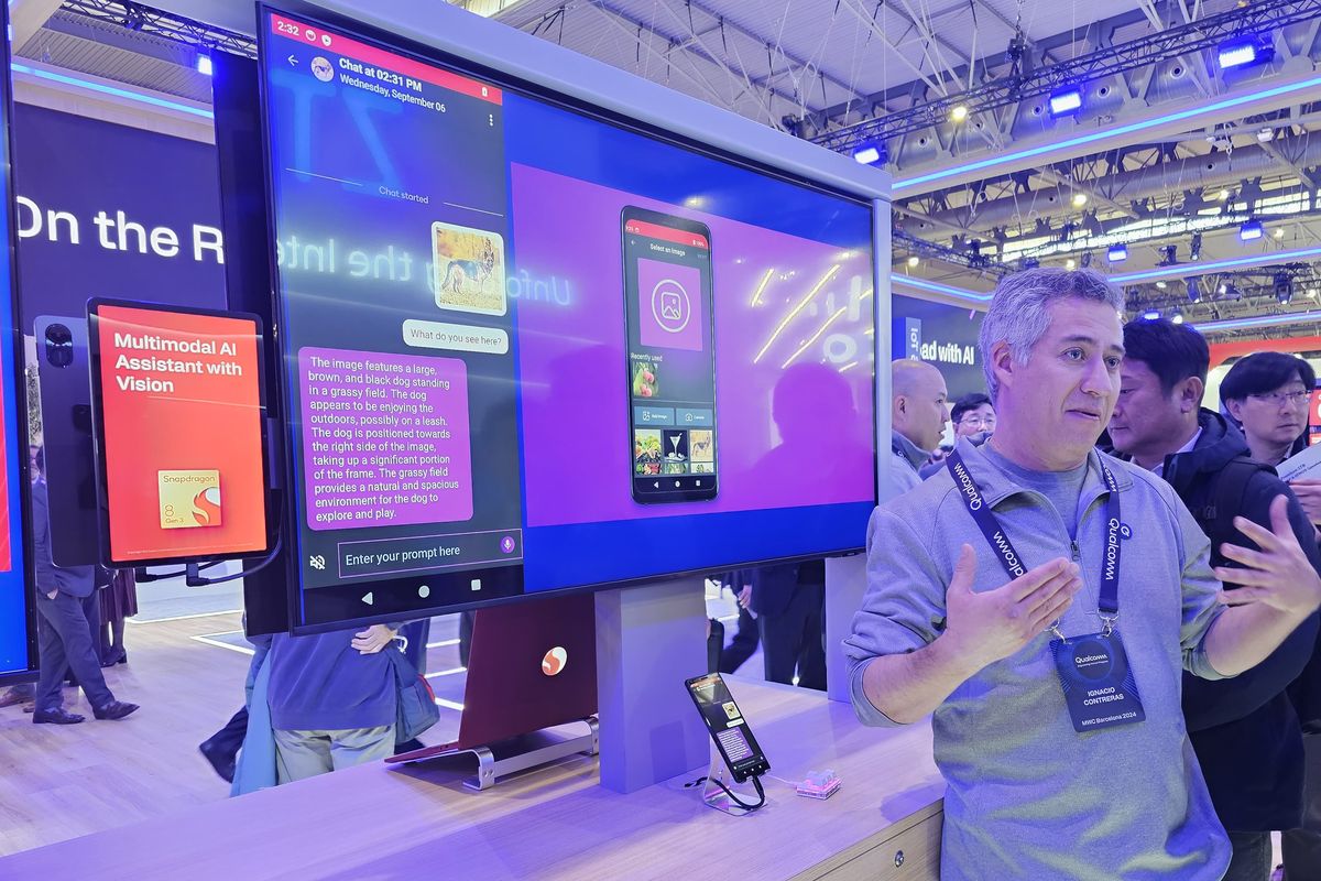 Ignacio Contreras, Senior Director Qualcomm Tech menjelaskan teknologi Multimodal AI Vision yang bisa membaca gambar. Model AI yang dikembangkan tak hanya bisa membaca teks, tetapi juga bisa melihatnya.
