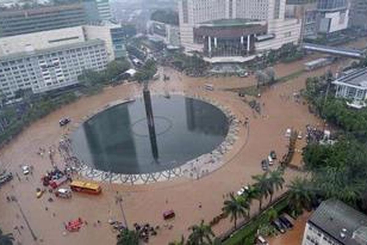 Kawasan Bundaran Hotel Indonesia dan Jalan MH Thamrin, Jakarta, terendam banjir luapan Sungai Ciliwung, Kamis (17/1/2013). Banjir yang menerjang berbagai kawasan membuat Jakarta lumpuh dan dinyatakan dalam kondisi darurat bencana.

