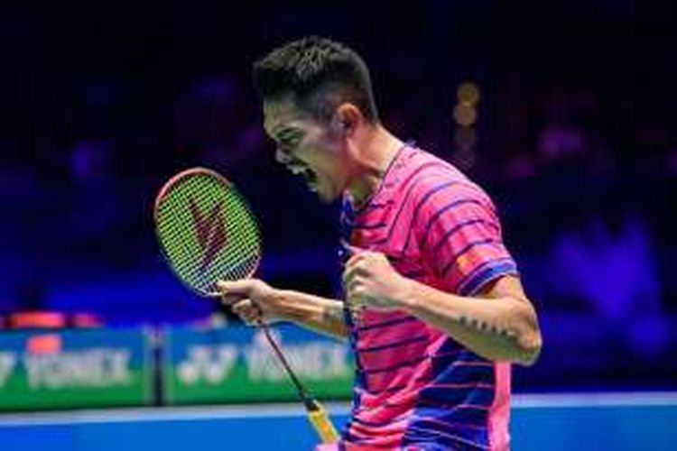 Pebulu tangkis tunggal putra China, Lin Dan, berekspresi setelah meraih poin saat menghadapi Tian Houwei (China) pada babak final All England di Birmingham, Minggu (13/3/2016). Lin Dan menang 21-9, 21-10.