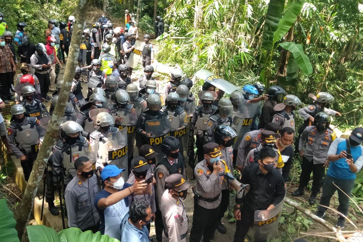 Aksi warga menutup akses jalan masuk di Desa Wadas, Purworejo, Jumat (24/4/2021)