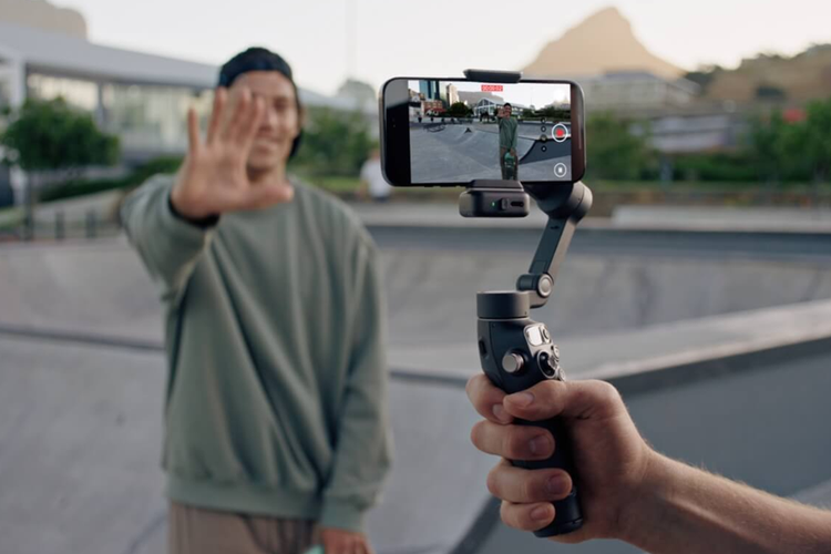  DJI Osmo Mobile 7 Pro kini dibekali teknologi Multifunctional Module, modul ini juga mendukung kontrol gestur tangan untuk memulai atau menghentikan perekaman dan mengatur framing.
