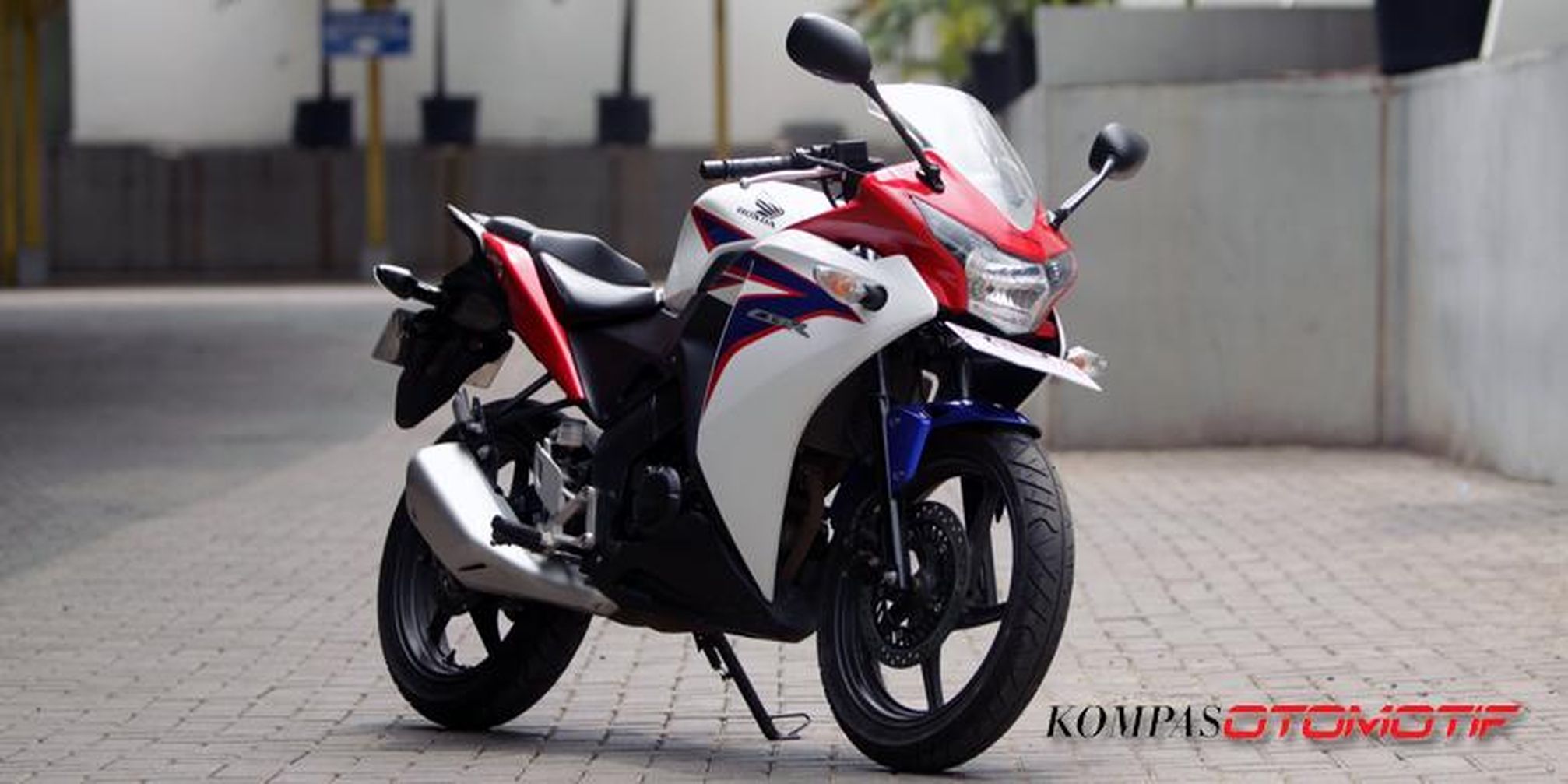 Adu Tampang Honda CBR150R Vs Yamaha R15