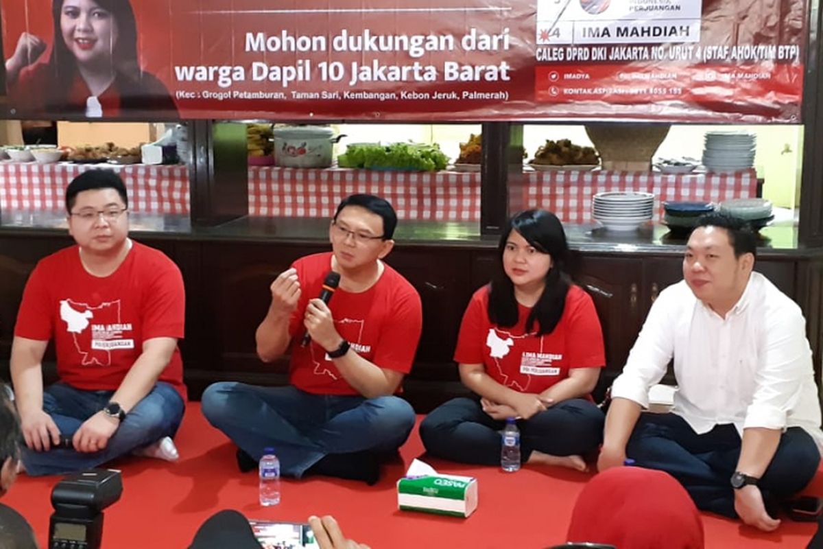Ima Mahdiah duduk di samping mantan Gubernur DKI Jakarta, Basuki Tjahaja Purnama atau Ahok di Meruya Utara, Jakarta Barat, Rabu (30/1/2019).