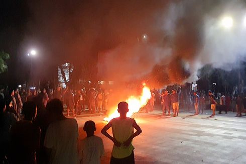 Kasus Pembacokan Pemuda di Sorong, Keluarga Bakar Ban di Depan Kantor Gubernur Papua Barat Daya