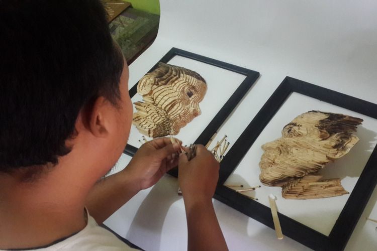 Khilmi Ardiansah saat membuat miniatur wajah Joko Widodo (kanan) dan Prabowo Subianto menggunakan batang korek api kayu, Rabu (16/1/2019)