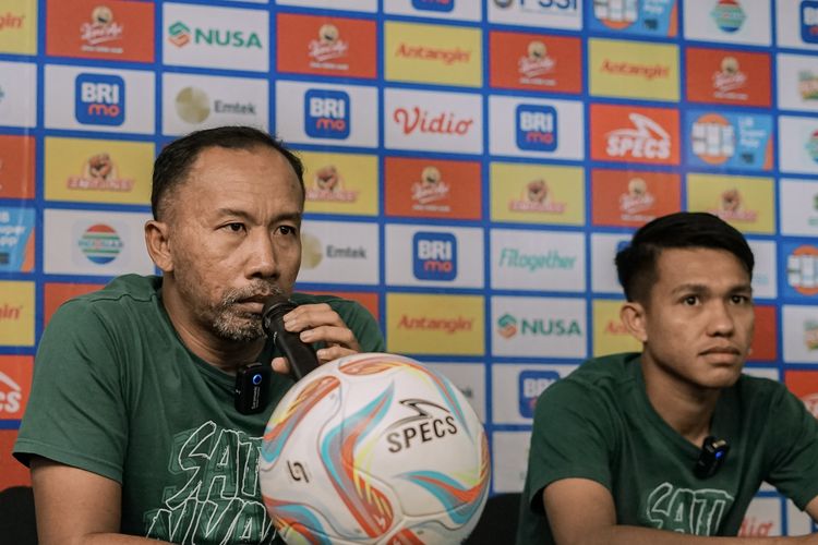 Jelang laga pekan ke-22 Liga 1 2023-2024 pelatih caretaker Persebaya Surabaya Uston Nawawi person di kantor manajemen, Jumat (8/12/2023) pagi. 