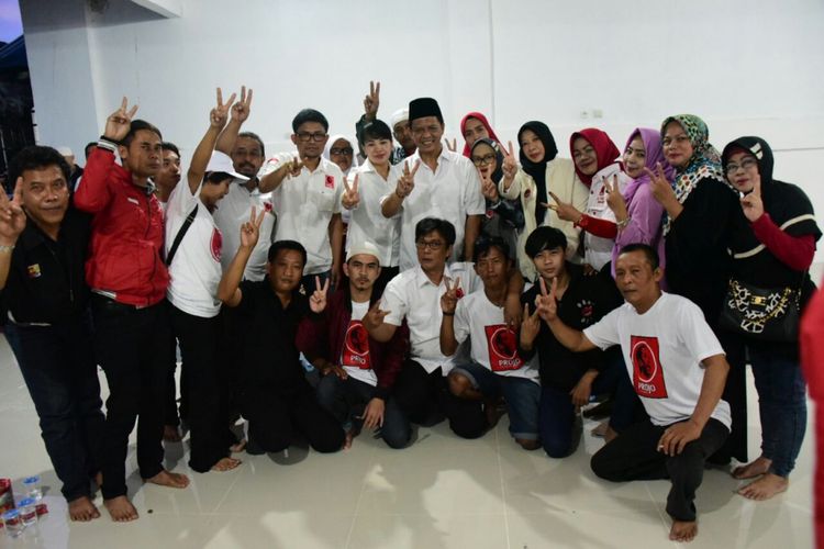 Loyalis dan relawan pendukung pemenangan Presiden Joko Widodo atau yang disebut Pro Jokowi (Projo) Kabupaten Sukabumi, turut mendeklarasikan dukungan terhadap pasangan Hasanah, Jumat (6/4/2018).