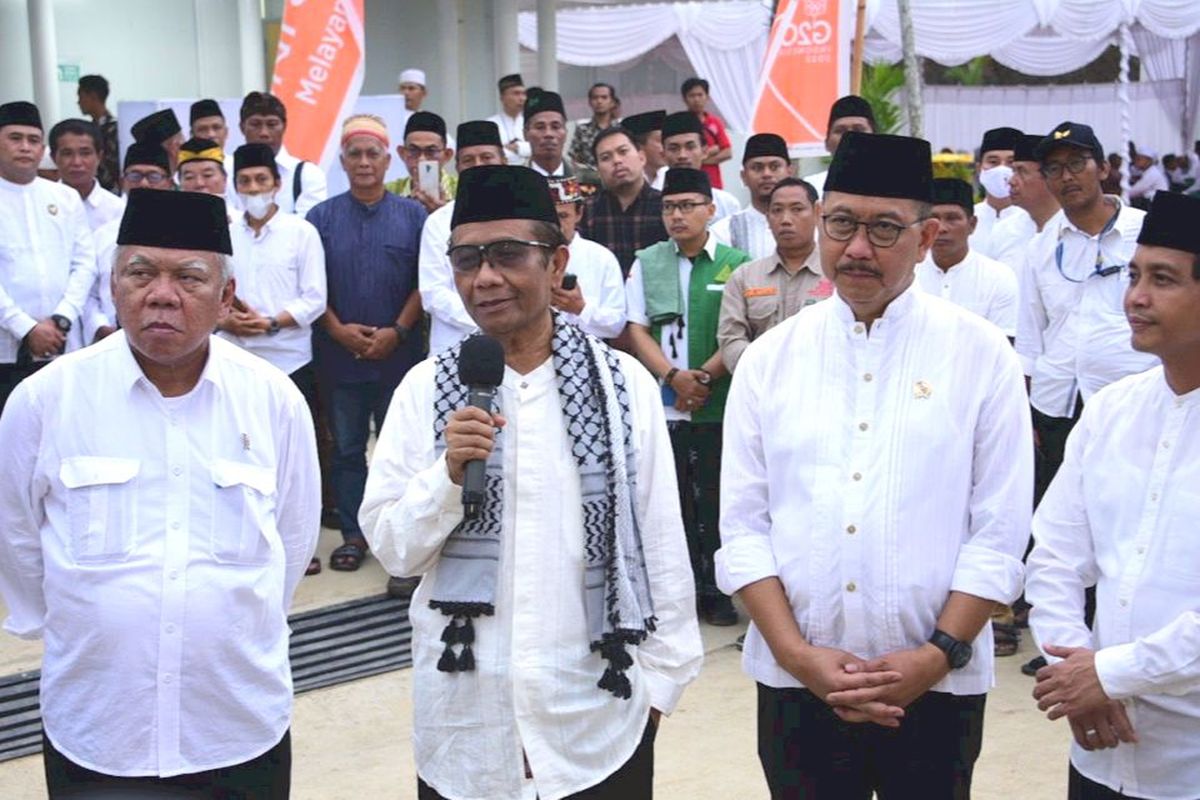 Menteri Pekerjaan Umum dan Perumahan Rakyat (PUPR) Basuki Hadimuljono bersama dengan Menteri Koordinator Bidang Politik, Hukum, dan Keamanan (Menko Polhukam) Mohammad Mahfud MD menggelar kegiatan Peringatan Nuzulul Quran pertama di IKN Nusantara, Kamis (13/4/2023).