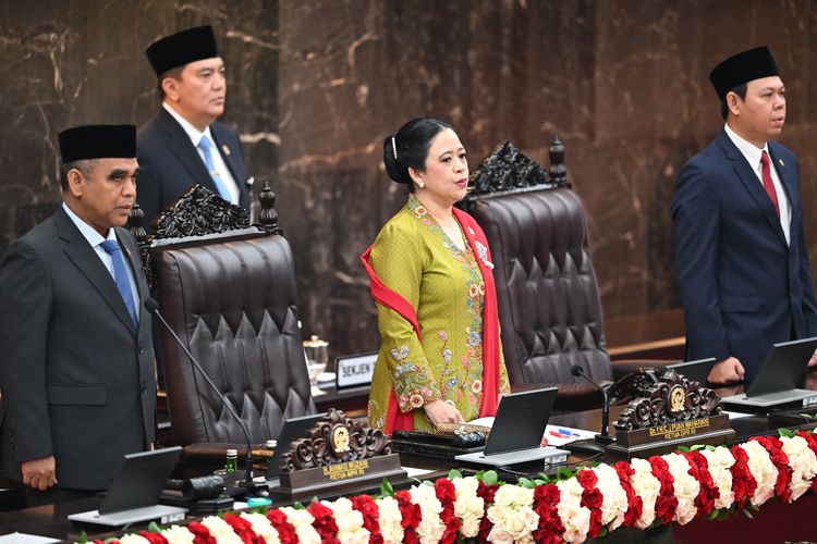 Ketua MPR Ahmad Muzani (kiri) bersama Ketua DPR Puan Maharani (kedua kanan) dan Ketua DPD Sultan Bachtiar Najamudin (kanan) menyanyikan lagu kebangsaan Indonesia Raya dalam Sidang Tahunan MPR RI dan Sidang Bersama DPR-DPD RI Tahun 2025 di Gedung Nusantara, Kompleks Parlemen, Jakarta, Jumat (15/8/2025). ANTARAFOTO/Rivan Awal Lingga/app/rwa.