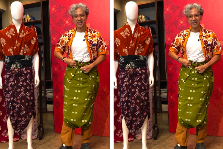 Desainer Didiet Maulana memberikan tutorialnya cara memakai kain batik model celana