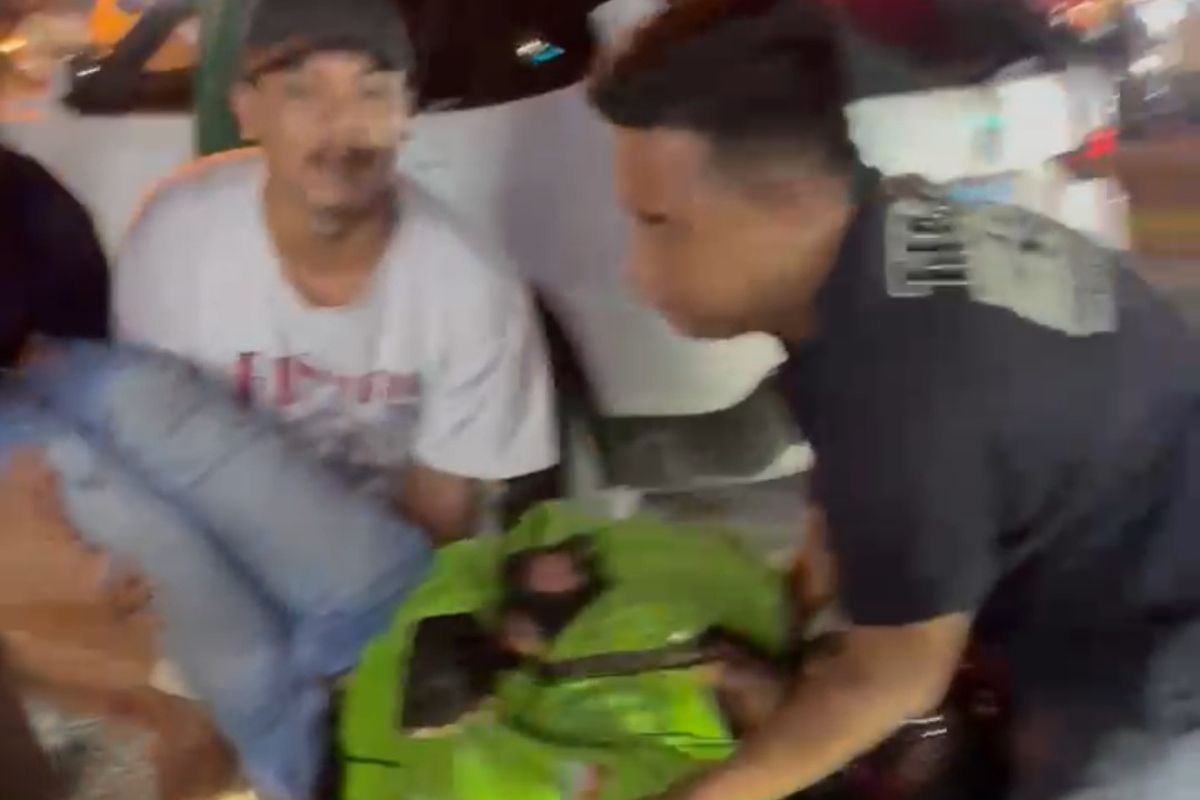 Seorang driver ojek online, Putra Simangunsong, diangkat warga usai ditabrak diduga mobil BMW yang balapan dengan mobil Fortuner di Jalan Jamin Ginting, Kota Medan pada Minggu (9/3/2025) dini hari. 