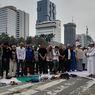 Demo Di Kawasan Patung Kuda, Massa GNPR Gelar Shalat Ashar Berjemaah