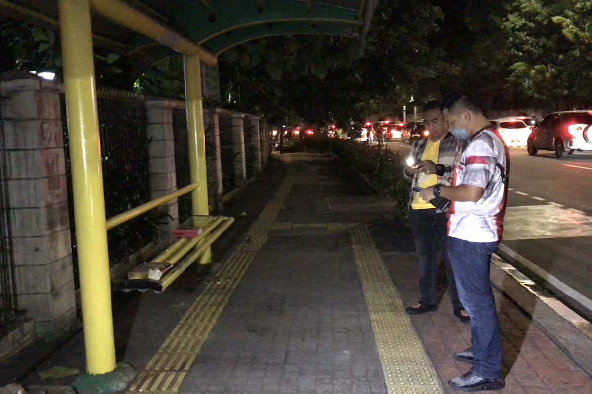 Kepala Satuan Reserse Narkoba Polres Metro Jakarta Selatan, Kompol Wadi Sabani dan jajarannya mengecek penemuan benda mencurigakan di depan Gereja Protestan Indonesia Bagian Barat (GPIB) Effatha tepatnya di Halte Melawai, Kebayoran Baru, Jakarta Selatan pada Jumat (2/4/2021) malam.