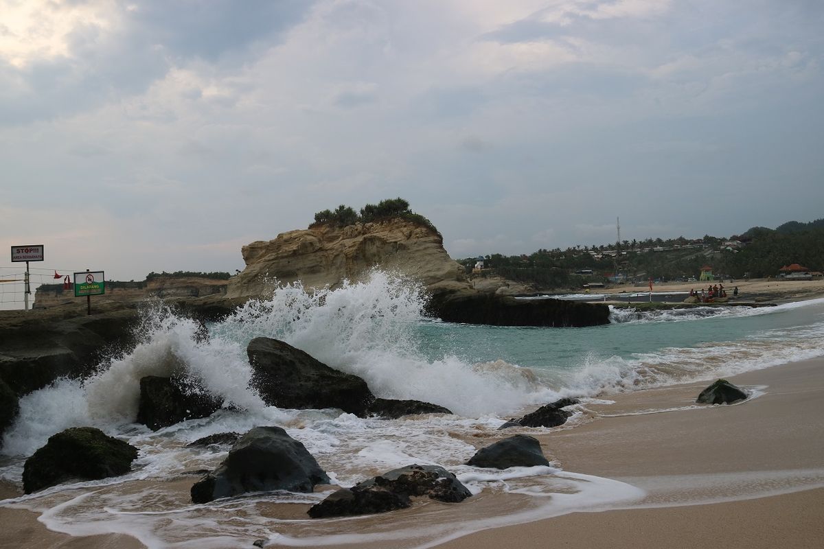 Ombak tinggi tampak menerjang batu di pantai Klayar, Pacitan, Jawa Timur, Selasa (28/1/2020).