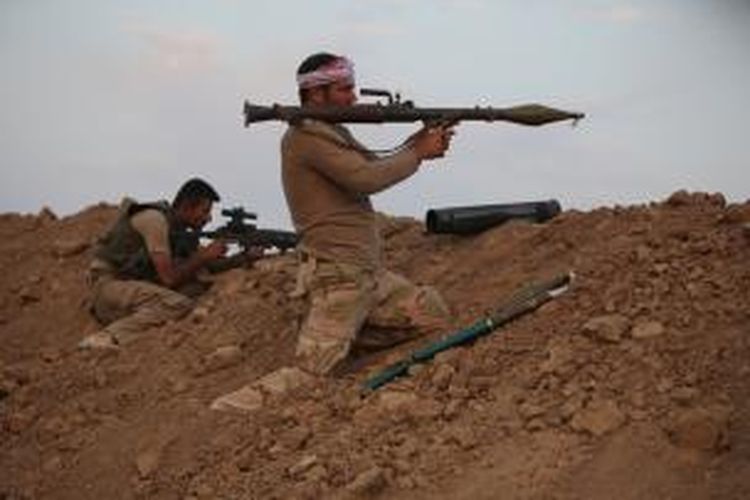 Seorang anggota pasukan Peshmerga Kurdi beraksi di garis depan sekitar 20 kilometer dari pasukan ISIS yang berada di kota Mosul, Irak. Pasukan Kurdi berhasil merebut kembali bandungan Mosul yang dikuasai ISIS namun serangan pasukan Irak di Tikrit masih menemui kegagalan.