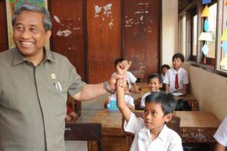 Menteri Pendidikan dan Kebudayaan, M. Nuh sedang kunjungan di SDN Babakanmadang 01 Kabupaten Bogor.
