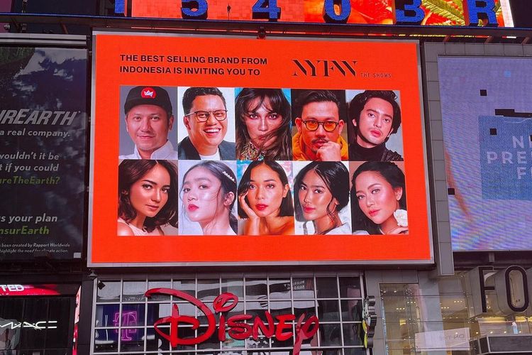 Wajah sejumlah selebritas tanah air di billboard Times Square, New York.