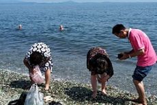 Beredar Video Turis China Punguti Kerikil Berkilau di Pantai Rusia