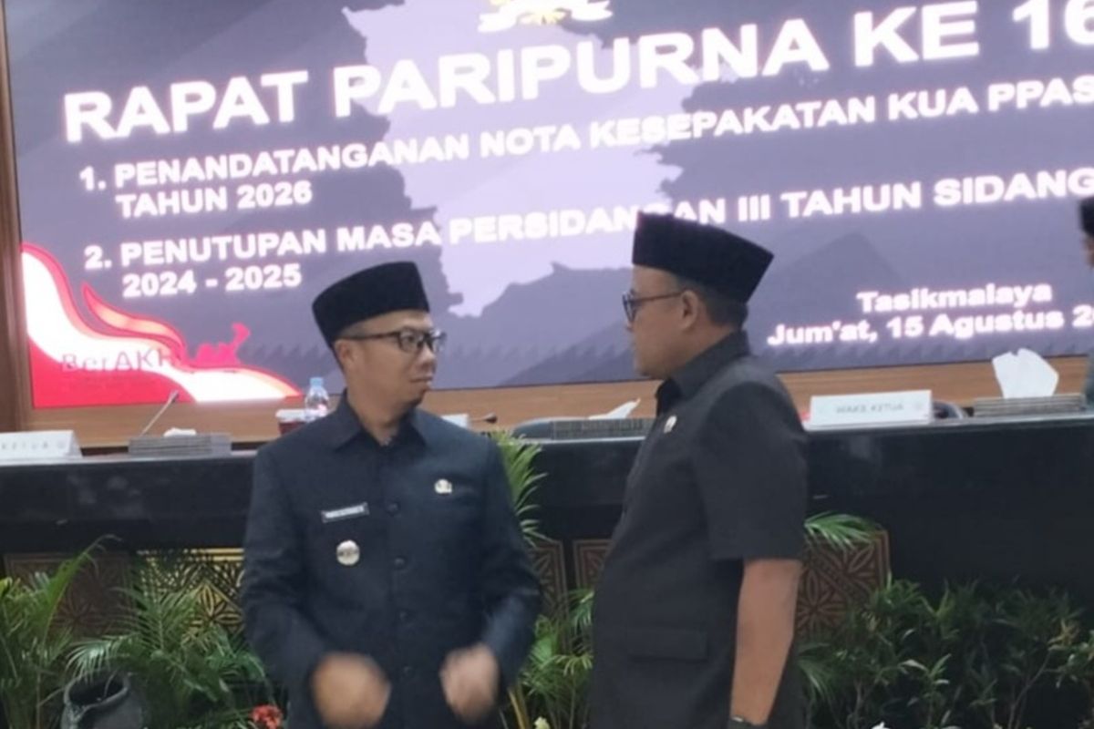 Wakil Ketua DPRD Kota Tasikmalaya, Wahid dan Wali Kota Tasikmalaya, Viman Alfarizi di Ruang Paripurna DPRD Kota Tasikmalaya, Jawa Barat, belum lama ini.
