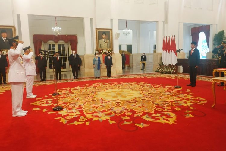 Presiden Joko Widodo saat melantik Sri Sultan Hamengku Buwono X dan Sri Paduka Paku Alam X sebagai Gubernur dan Wakil Gubernur Daerah Istimewa Yogyakarta (DIY) untuk masa jabatan tahun 2022-2027 di Istana Negara, Senin (10/10/2022).